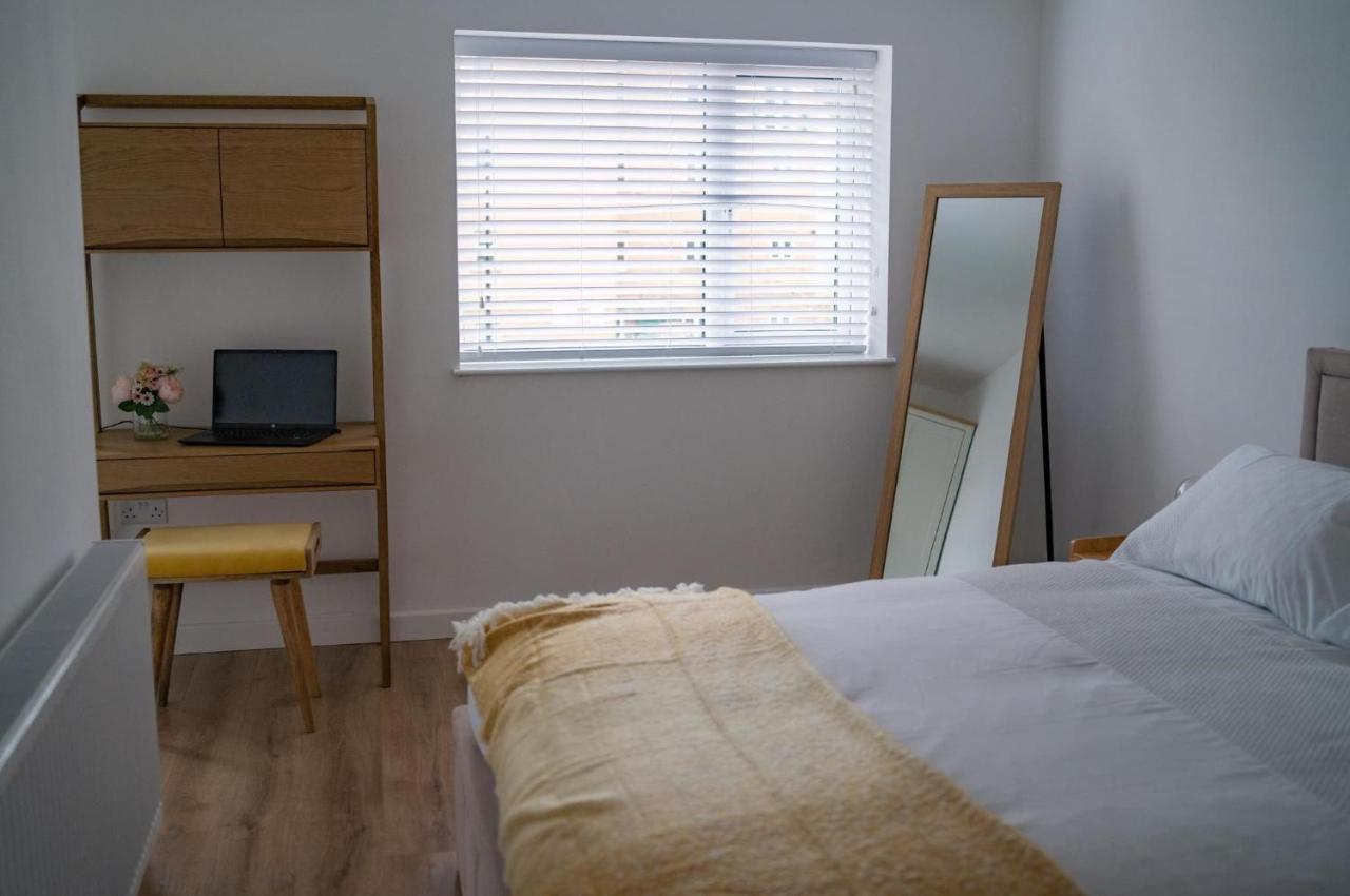 The Red House Modern Stylish Home From Home Walking Distance To Cardiff Bay And City Centre With Parking Exterior photo