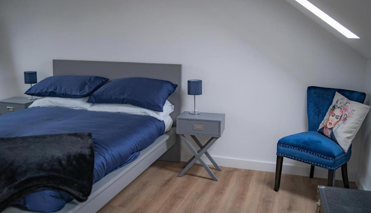 The Red House Modern Stylish Home From Home Walking Distance To Cardiff Bay And City Centre With Parking Exterior photo