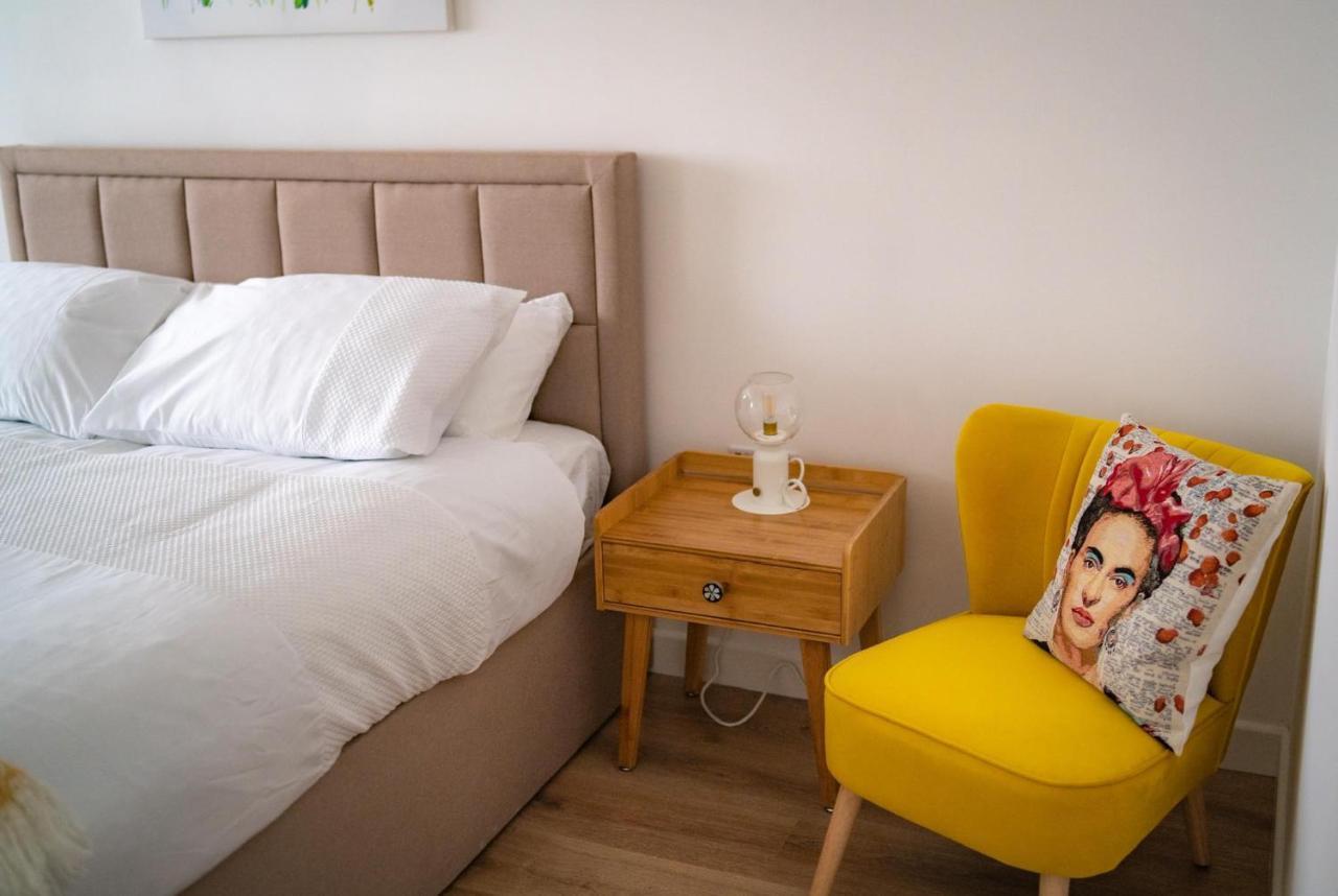 The Red House Modern Stylish Home From Home Walking Distance To Cardiff Bay And City Centre With Parking Exterior photo