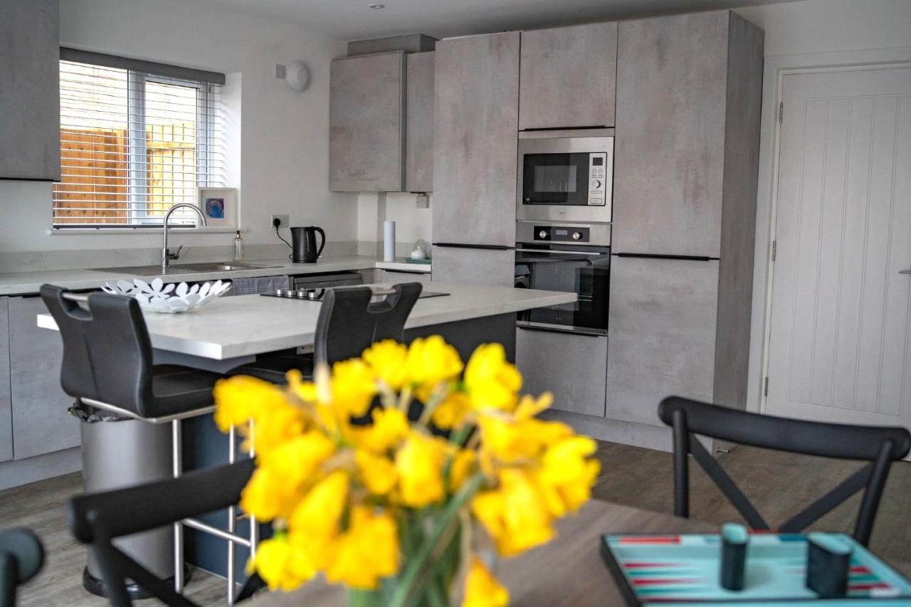 The Red House Modern Stylish Home From Home Walking Distance To Cardiff Bay And City Centre With Parking Exterior photo