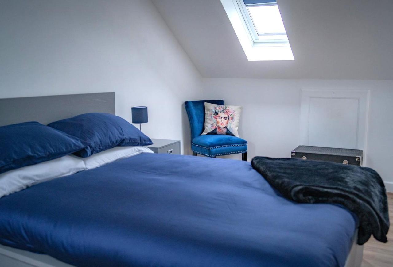 The Red House Modern Stylish Home From Home Walking Distance To Cardiff Bay And City Centre With Parking Exterior photo